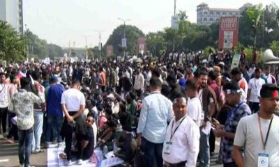 আগারগাঁওয়ে মোবাইল ব্যবসায়ীদের সড়ক অবরোধ