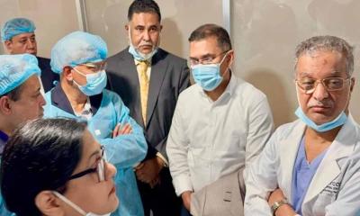 অসুস্থ মাকে দেখতে এভারকেয়ার হাসপাতালে তারেক রহমান