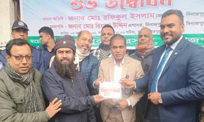 দিনাজপুর পৌরসভায় ব্যাটারিচালিত অটোর ডিজিটাল নম্বর প্লেট বিতরণ