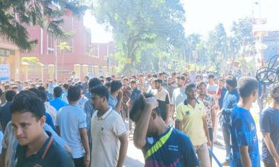 হল ছাড়ার নির্দেশ প্রত্যাখ্যান, বাকৃবির বিক্ষোভ মিছিল: ‍‍`শিক্ষকদেরও কোয়ার্টার ছাড়তে হবে‍‍`