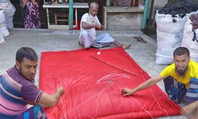 শীতের আগমনী বার্তা: ব্যস্ত লেপ-তোষক কারিগররা