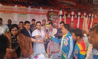 পাকেরহাট জিয়া মাঠে জমজমাট ফুটবল টুর্ণামেন্ট ফাইনাল অনুষ্ঠিত
