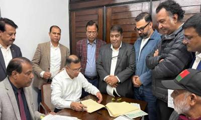‘ধানের শীষ’ এর প্রার্থী হিসেবে মনোনয়নপত্রে স্বাক্ষর করেছেন তারেক রহমান