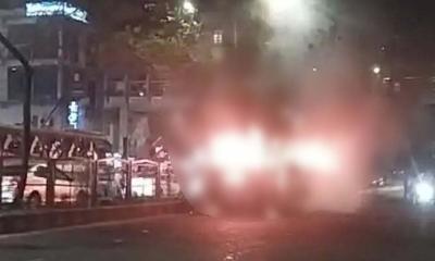 রাজধানীতে আবারও বাসে আগুন