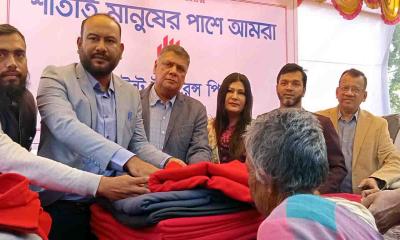 বিরলে প্যারামাউন্ট ইন্স্যুরেন্সের উদ্যোগে ৫০০ শীতার্ত পেল শীতবস্ত্র