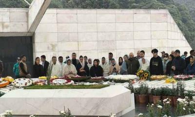 খালেদা জিয়ার কবর জিয়ারত করলেন জাইমা রহমানসহ পরিবারের সদস্যরা