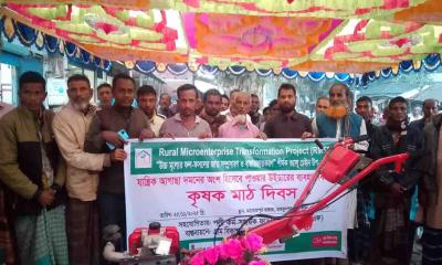উচ্চ মূল্যের ফল-ফসল সম্প্রসারণে নবাবগঞ্জে কৃষক মাঠ দিবস অনুষ্ঠিত