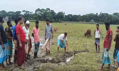 মাটির নিচ থেকে ভেসে আসছে অদ্ভুত শব্দ