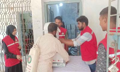 কালবৈশাখীতে ক্ষতিগ্রস্তদের ত্রাণ দিল পঞ্চগড় রেড ক্রিসেন্ট