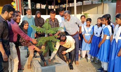 দিনাজপুরে অভিভাবক সমাবেশ ও বৃক্ষরোপণ কর্মসূচি অনুষ্ঠিত