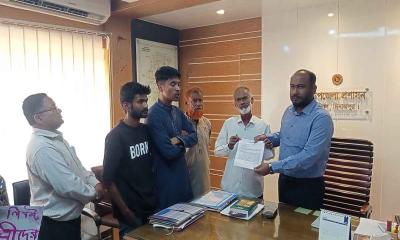 বিরলে যৌন নিপীড়ক শিক্ষকের স্থায়ী অপসারণের দাবিতে মানববন্ধন