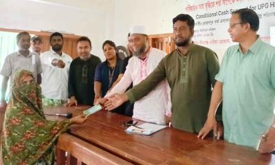 পারিবারিক আয় বৃদ্ধি করতে বীরগঞ্জে নগদ অর্থ প্রদান