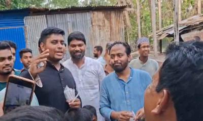 হাসনাত আব্দুল্লাহর মোমবাতি বিতরণ করে প্রতিবাদ
