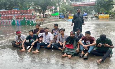 বৃষ্টির মধ্যে শাহবাগ অবরোধ, জুলাই সনদ দ্রুত বাস্তবায়নের দাবি