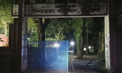 ফুটবল খেলা নিয়ে দুই গ্রামবাসীর সংঘর্ষে আহত ৫, ভেঙে পড়েছে উপজেলা পরিষদের ফটক