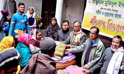 দিনাজপুরে মুফিদুল ইসলামের উদ্যোগে শীতার্তদের মাঝে কম্বল বিতরণ