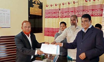 জাতীয় পার্টি নেতা অ্যাডভোকেট সুধীর চন্দ্র শীলের মনোনয়নপত্র সংগ্রহ