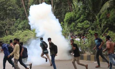 যমুনা অভিমুখে শিক্ষার্থীদের মিছিলে পুলিশের টিয়ারশেল