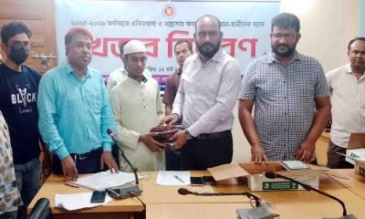 বিরলে ৭০টি এতিমখানায় বিনামূল্যে খেজুর বিতরণ