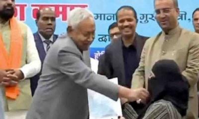 নারী চিকিৎসকের হিজাব টেনে খুললেন বিহারের মুখ্যমন্ত্রী নীতিশ কুমার