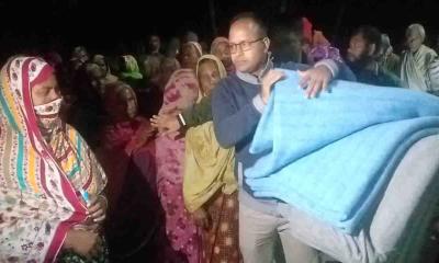 রাতের আঁধারে শীতার্তদের মাঝে কম্বল নিয়ে হাজির হলেন নবাবগঞ্জ ইউএনও