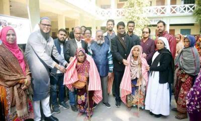 দিনাজপুর সেন্ট ফিলিপস্ হাই স্কুল এন্ড কলেজের উদ্যোগে শীতবস্ত্র বিতরণ