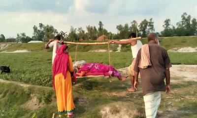 কাঁধে অসুস্থ মা রাস্তার অভাবে চরম দুর্ভোগ