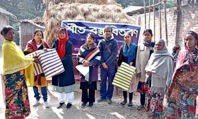 বিরলে ওড়াও-আদিবাসীদের মাঝে মহিলা পরিষদের শীতবস্ত্র বিতরণ