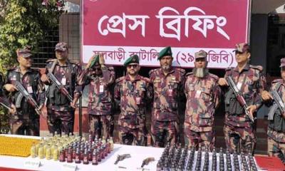 ফুলবাড়ী সীমান্তে বিজিবির বিশেষ অভিযান: বিদেশি অস্ত্র ও মাদক উদ্ধার