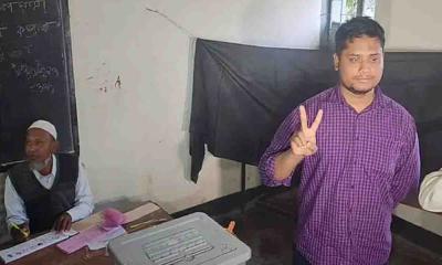 ভোট দিলেন হাসনাত আবদুল্লাহ