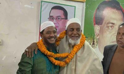 একই মালায় বিজয়ী-পরাজিত প্রার্থী, একসঙ্গে কাজের অঙ্গীকার
