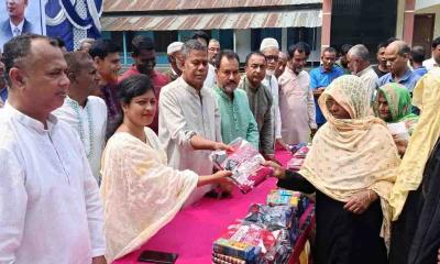 প্রধানমন্ত্রীর উপহার বিতরণ করলেন এমপি জাহাঙ্গীর আলম