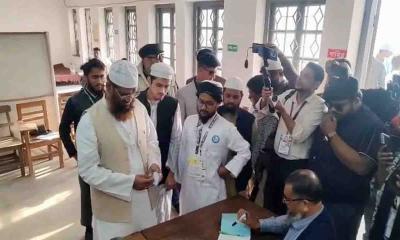 শারীরিক শিক্ষা কলেজ কেন্দ্রে ভোট দিলেন মামুনুল হক