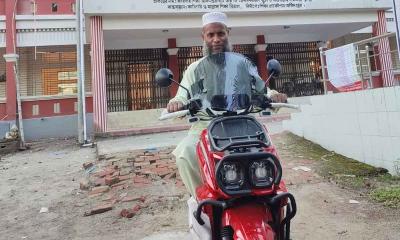 নীলফামারী টিএসসিতে ই-বাইক ও সাইকেল উদ্বোধন