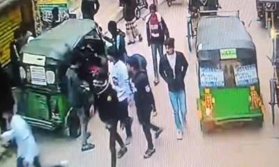 প্রকাশ্য দিবালোকে কলেজছাত্রকে কুপিয়ে হত্যা