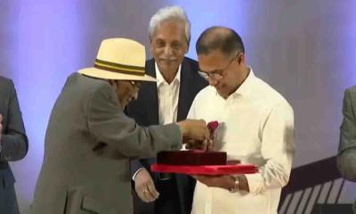 একুশে পদক মঞ্চে প্রধানমন্ত্রীকে লাল গোলাপ দিলেন শফিক রেহমান