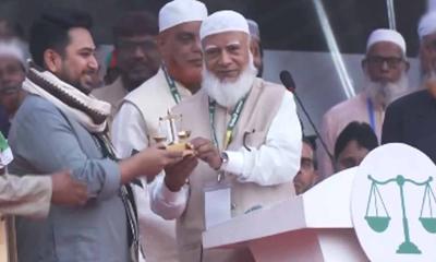 নাহিদ ইসলামের হাতে দাঁড়িপাল্লা তুলে দিলেন জামায়াত আমির