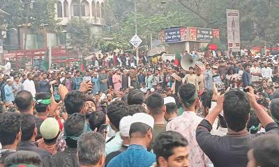 শহীদ ওসমান হাদি হত্যার বিচারের দাবিতে উত্তাল হচ্ছে শাহবাগ