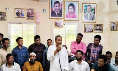দিনাজপুরে নির্মাণ শ্রমিকদের সাথে এমপির সৌজন্য সাক্ষাৎ