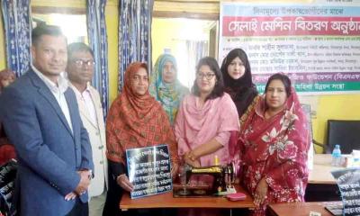 দিনাজপুরে ১০ অস্বচ্ছল নারীকে সেলাই মেশিন দিলেন সদর ইউএনও