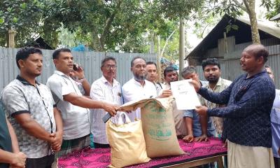 সাফজয়ী শান্তি মার্ডির পরিবারের সাথে ইউপি চেয়ারম্যানের সৌজন্য সাক্ষাৎ