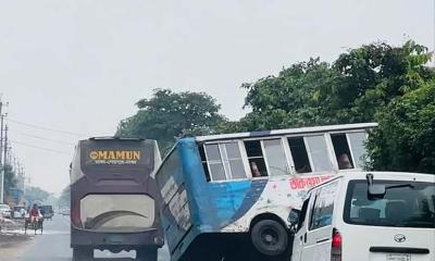 গাজীপুরে পাল্লা দিয়ে চলতে গিয়ে মিনিবাস সড়ক বিভাজকে, আহত ২