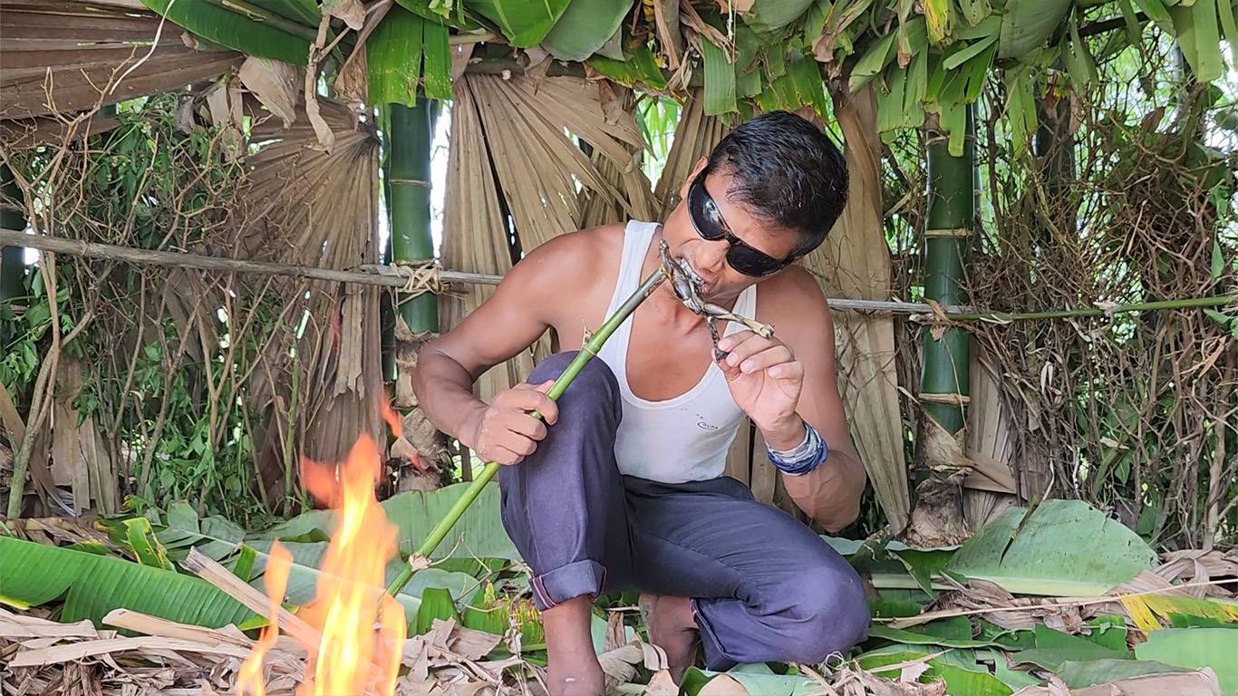 বিরামপুরে ভাইরাল ‍‍`টারজান‍‍` আসিদুল: কাঁচা সাপ-ব্যাঙ খেয়ে হইচই