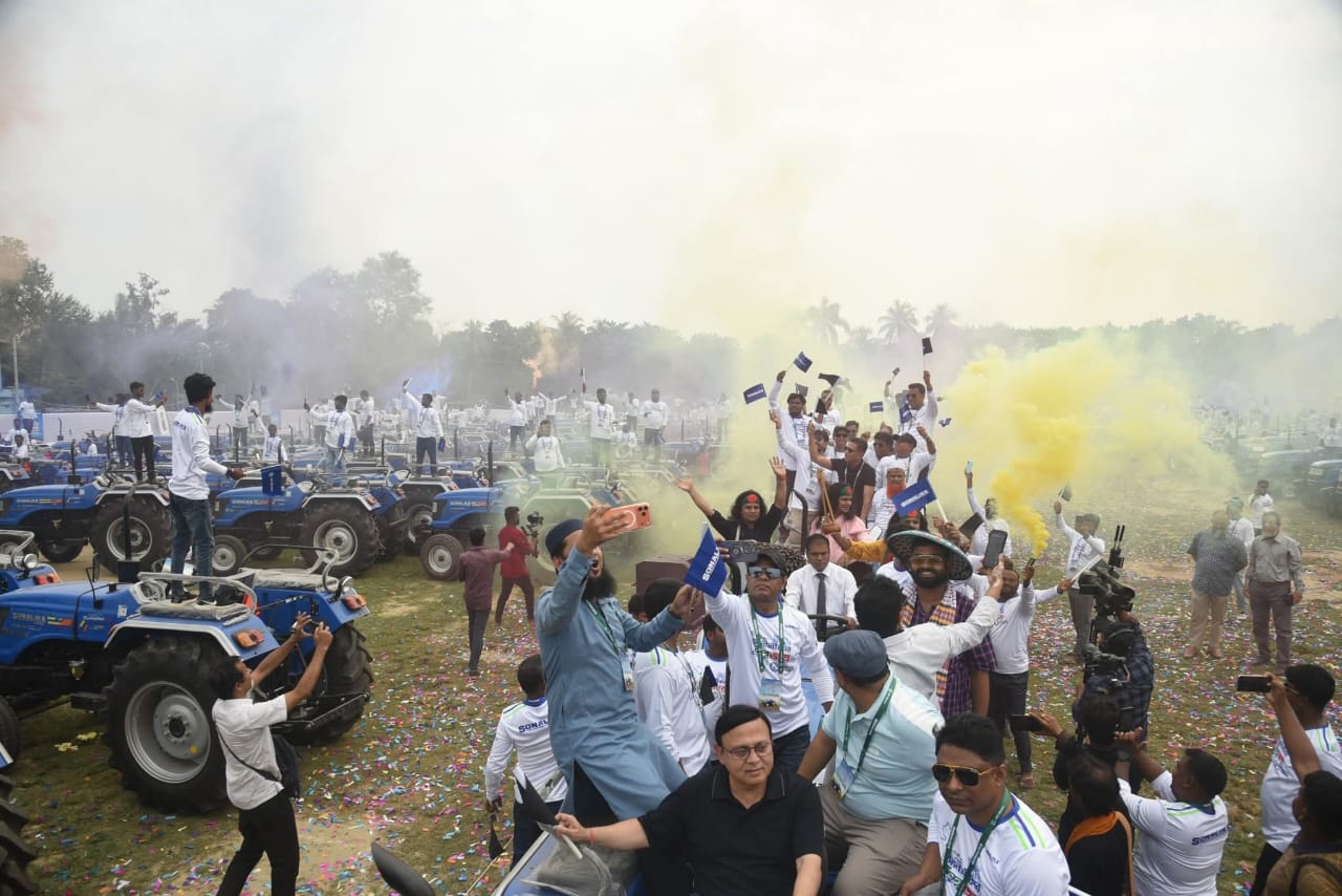 দিনাজপুরে ৩৫০টি সোনালিকা ট্রাক্টর হস্তান্তর, গিনেস রেকর্ডের পথে এসিআই