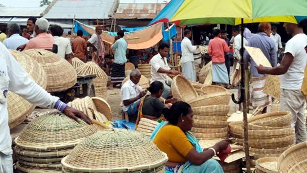 হারিয়ে যাচ্ছে বাঁশ ও বেতের তৈরী কুটির শিল্প