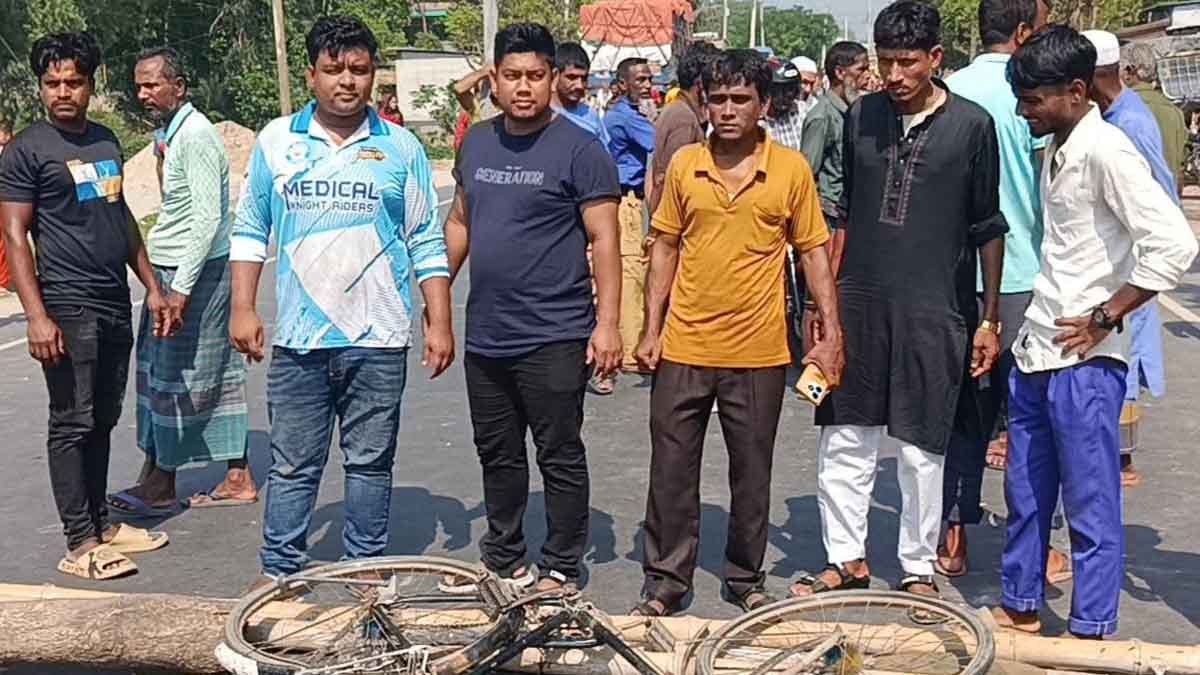 দিনাজপুরে ট্রাকের চাকায় পিষ্ট হয়ে ছাত্রের করুণ মৃত্যু
