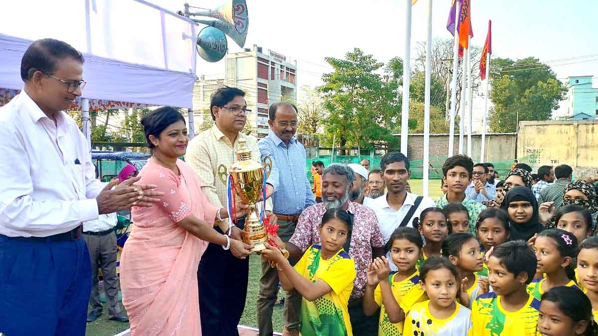 দিনাজপুরে প্রাথমিক বিদ্যালয় গোল্ডকাপ ফুটবল টুর্নামেন্টের সমাপনী