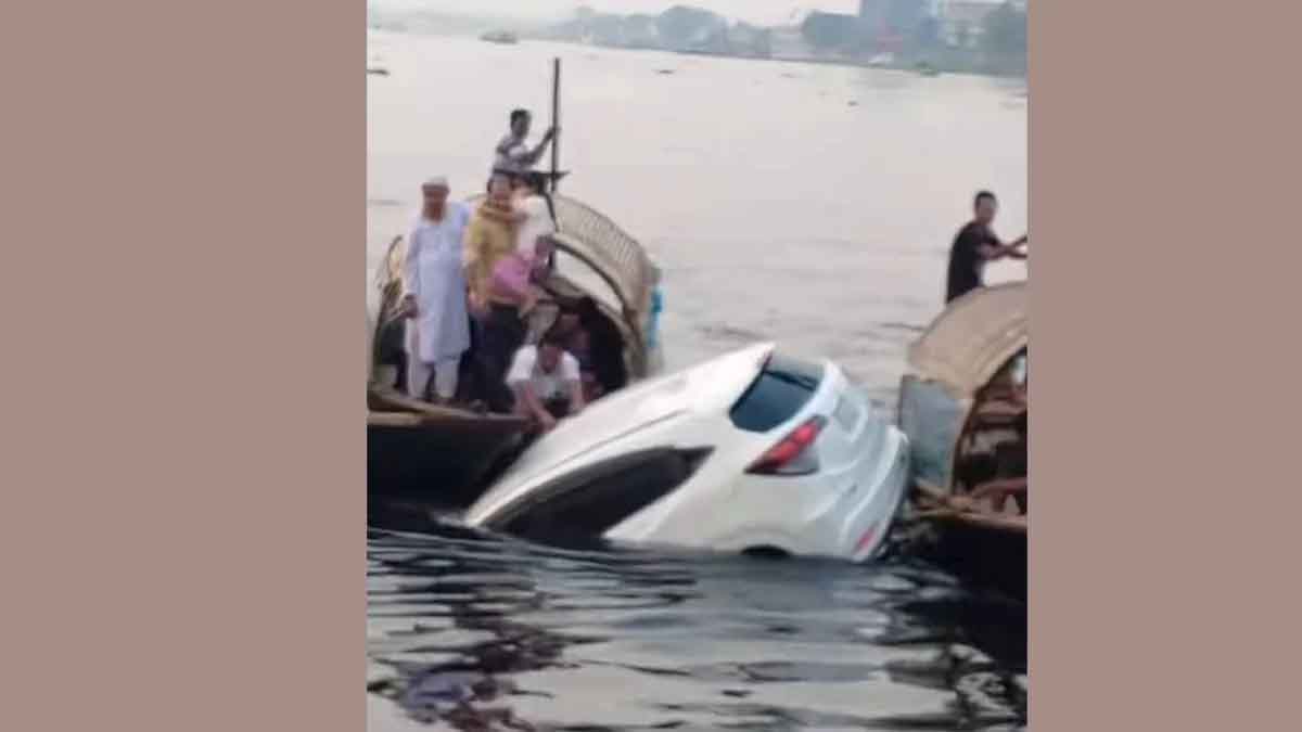 ফেরি থেকে নদীতে পড়ল প্রাইভেটকার