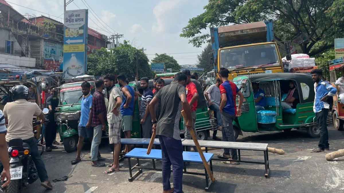 ৪ দফা দাবিতে মহাসড়কে বরিশাল বিশ্ববিদ্যালয়ের শিক্ষার্থীরা