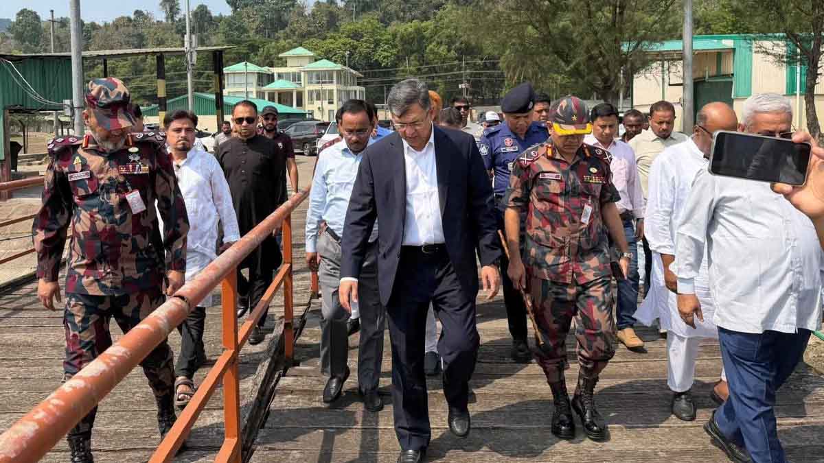 টেকনাফ স্থলবন্দর পরিদর্শন করলেন স্বরাষ্ট্রমন্ত্রী